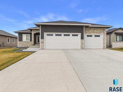 815 Yuzina Ave Avenue, Harrisburg, SD, 57032 | Card Image