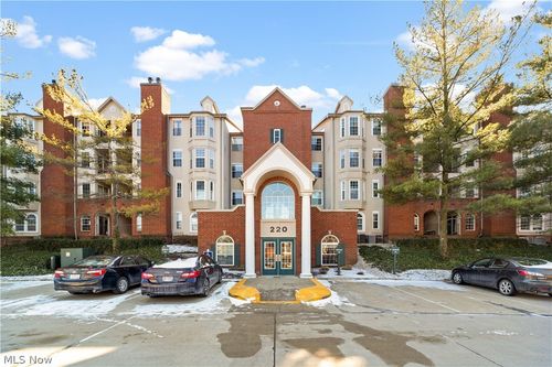220 Fox Hollow Dr, Cleveland, OH, 44124-6127 | Card Image
