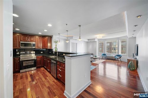 6402 City Pl, Edgewater, NJ, 07020-3176 | Card Image