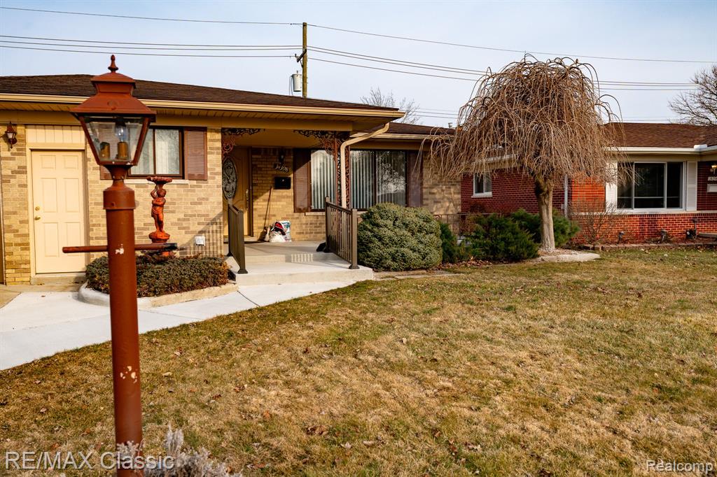 Greentrees Rd, Sterling Heights, MI 48312