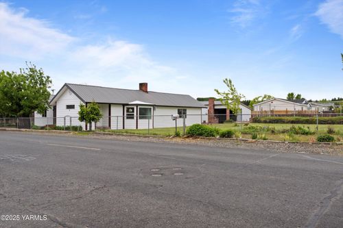 1000 Franklin Rd, Tieton, WA, 98947-9506 | Card Image