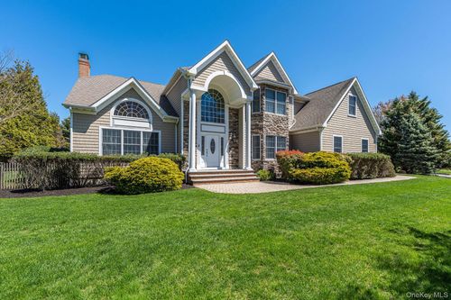 90 Caiola Ct, Greenport, NY, 11944-2073 | Card Image