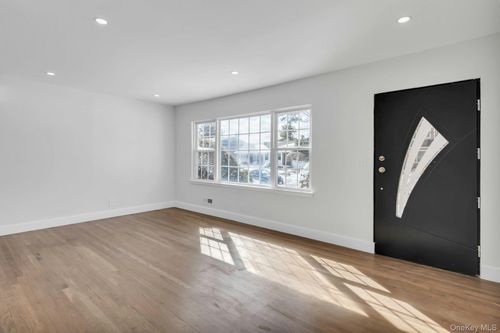 11 Barbara Dr, Farmingdale, NY, 11735-6501 | Card Image