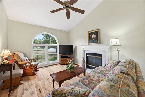 4 Ashleigh Dr, WAYNESBORO, VA, 22980-6550 | Card Image