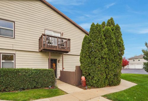 4944 Fostoria Dr, Waterloo, IA, 50701-9216 | Card Image