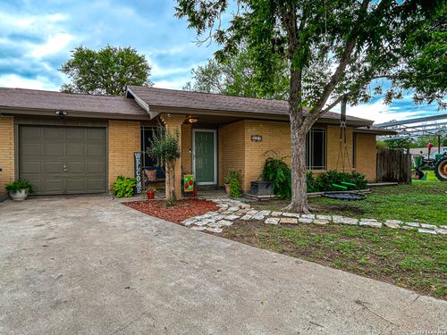 802 W Carter St, Beeville, TX, 78102-3826 | Card Image