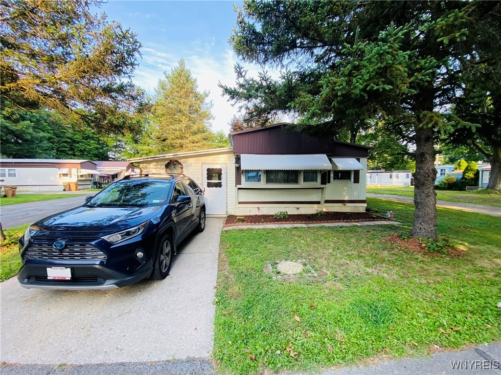 Carefree Ln, Buffalo, NY 14227