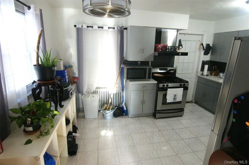 8611 256th St, Floral Park, NY, 11001-1405 | Card Image