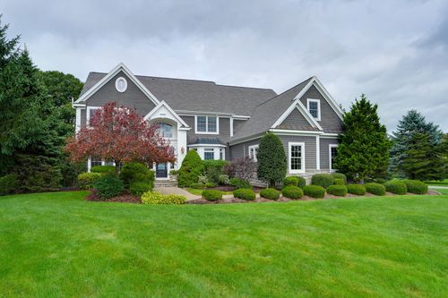 4 Nipmuc Ln, Southborough, MA, 01772-1042 | Card Image