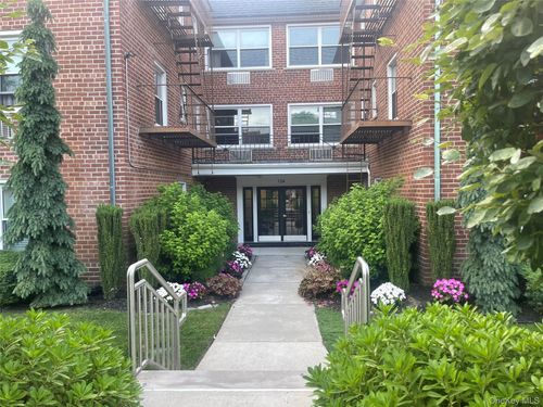 1-p-124 Park Ave, Rockville Centre, NY, 11570-6133 | Card Image