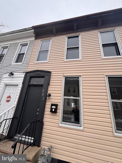 202 Park Pl, YORK, PA, 17401-2928 | Card Image