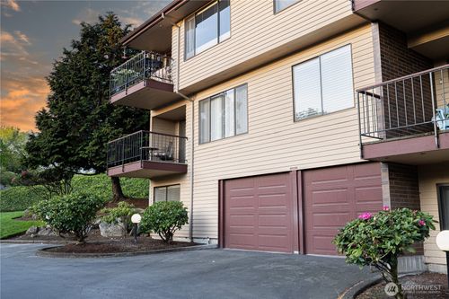 10713 Glen Acres Dr S, Seattle, WA, 98168-1554 | Card Image