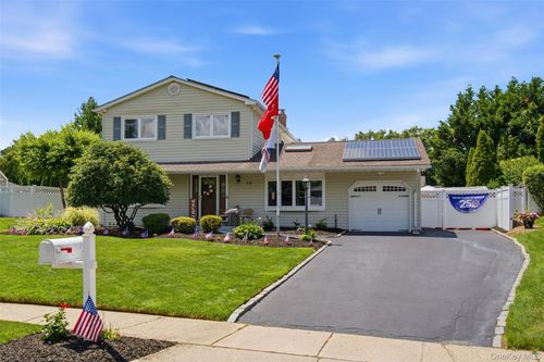 18 Executive Dr, Smithtown, NY, 11788-2116 | Card Image