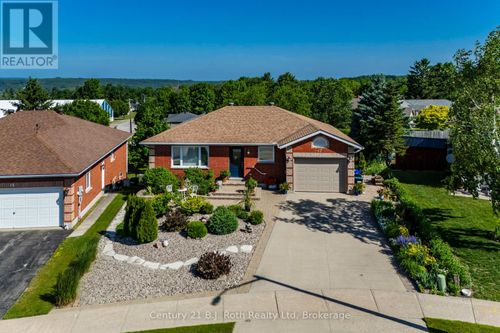17 Charles St, Penetanguishene, ON, L9M2G6 | Card Image