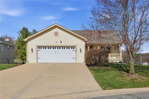 704 Highland Dr, Leavenworth, KS, 66048-4876 | Card Image