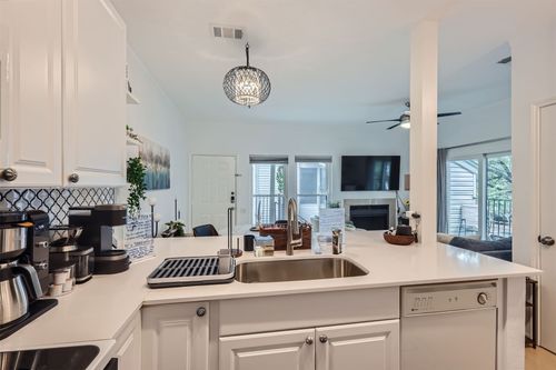 215-802 S 1st St, Austin, TX, 78704-1675 | Card Image