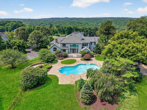 15 Farm Meadow Rd, Newtown, CT, 06470-2804 | Card Image