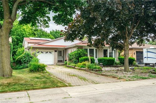 16 Flamingo Dr, Hamilton, ON, L9A4X7 | Card Image