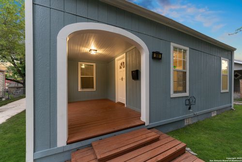 1806 W Mistletoe Ave, San Antonio, TX, 78201-5322 | Card Image