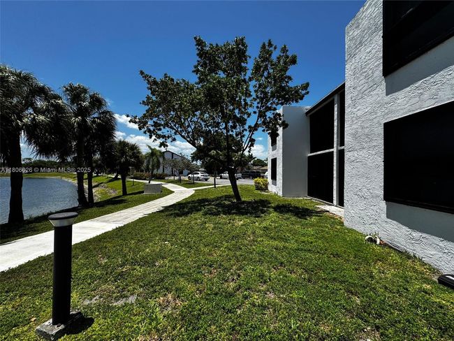 APT-120 - 216 Lake Pointe Dr, Condo with 2 bedrooms, 2 bathrooms and null parking in Oakland Park FL | Image 12