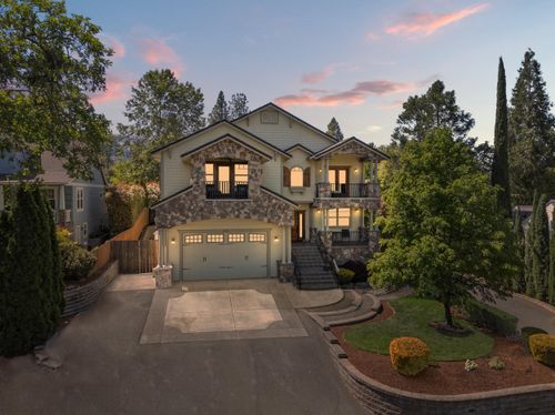 597 Pierce Rd, Medford, OR, 97504-6336 | Card Image