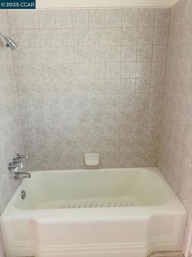 Tub/Shower in Hall Bathroom | Image 21