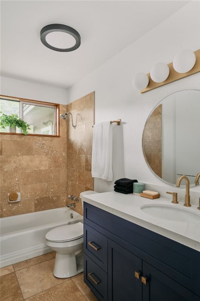 Full bath with tub | Image 18