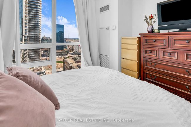 2404 - 12 Yonge St, Condo with 3 bedrooms, 2 bathrooms and 1 parking in Toronto ON | Image 23