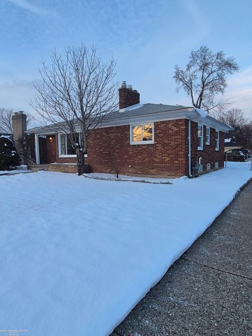 20945 Parkcrest Dr, Harper Woods, MI, 48225-1765 | Card Image