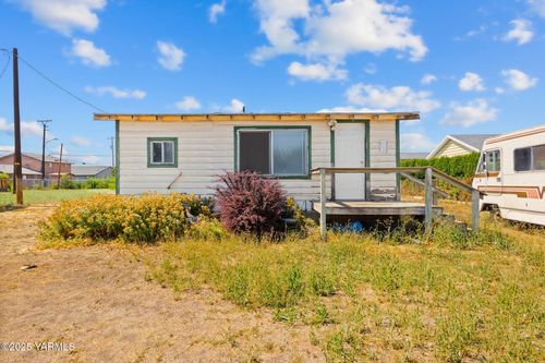 11 N L St, Toppenish, WA, 98948-1444 | Card Image