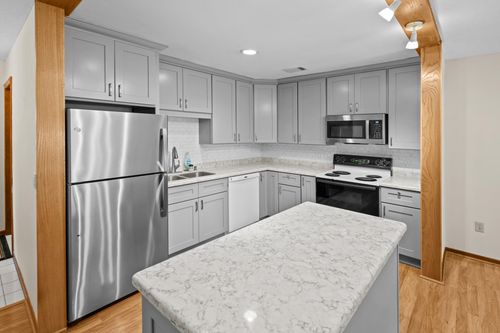 7413 W Franklin Ave, Saint Louis Park, MN, 55426-2014 | Card Image