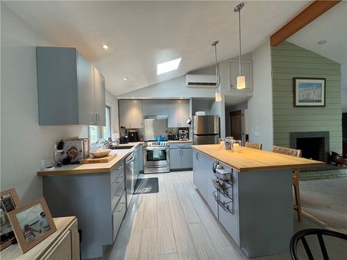 15 Bliss Mine Rd, Middletown, RI, 02842-7000 | Card Image