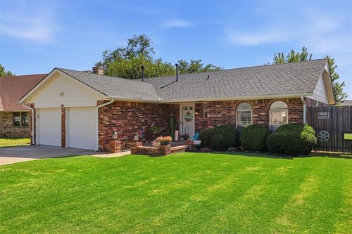 300 S Bouziden Dr, Moore, OK, 73160-7134 | Card Image