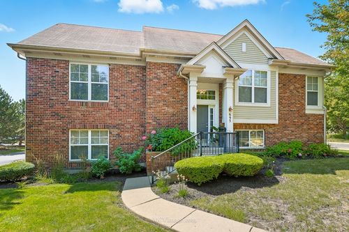 695 Station Blvd, Aurora, IL, 60504-4038 | Card Image