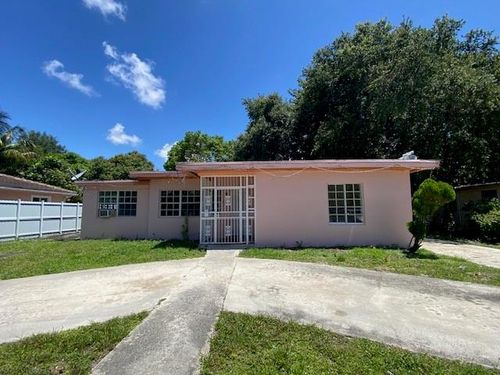 755 Ne 140th St, North Miami, FL, 33161-3233 | Card Image