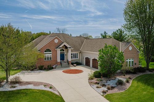 W251S5204 Poppy Fields Road, WAUKESHA, WI, 53189 | Card Image