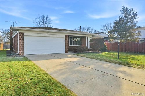 33164 Chatsworth Dr, Sterling Heights, MI, 48312-6113 | Card Image