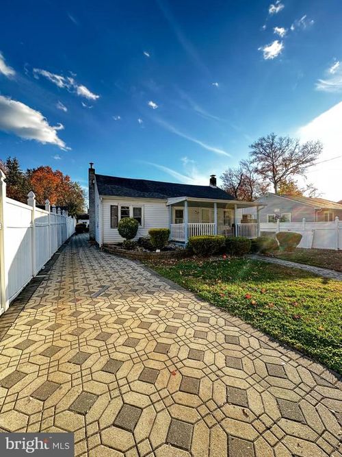 910 Magnolia Ave, CROYDON, PA, 19021-6056 | Card Image