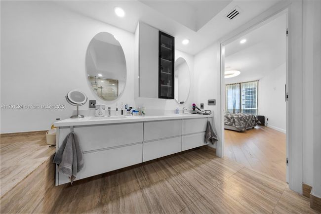 APT-707 - 16001 Collins Ave, Condo with 3 bedrooms, 3 bathrooms and null parking in Sunny Isles Beach FL | Image 23
