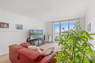 621 - 19380 Collins Ave, Condo with 1 bedrooms, 1 bathrooms and null parking in Sunny Isles Beach FL | Image 2