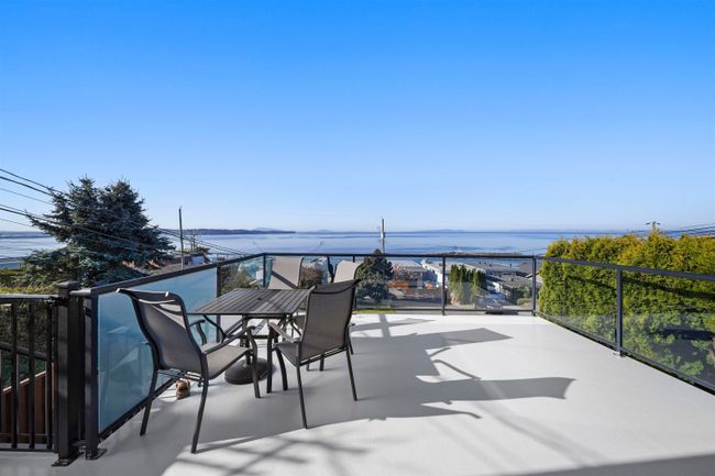 15245 Victoria Avenue, House other with 2 bedrooms, 2 bathrooms and 5 parking in White Rock BC | Image 2