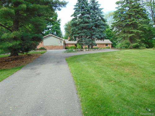 6448 Tutbury Ln, Troy, MI, 48098-2152 | Card Image