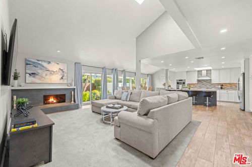 23236 Via Calisero, Valencia, CA, 91355-3041 | Card Image