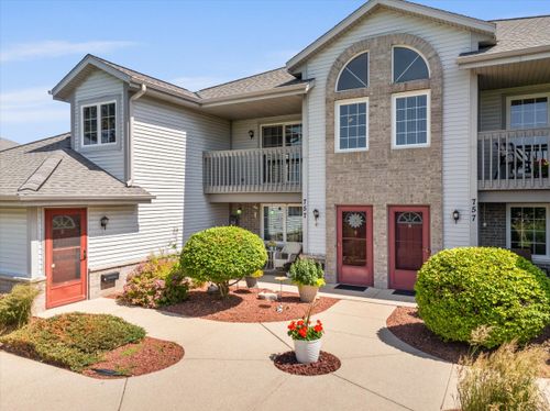 757 Quinlan Dr, Pewaukee, WI, 53072-1862 | Card Image