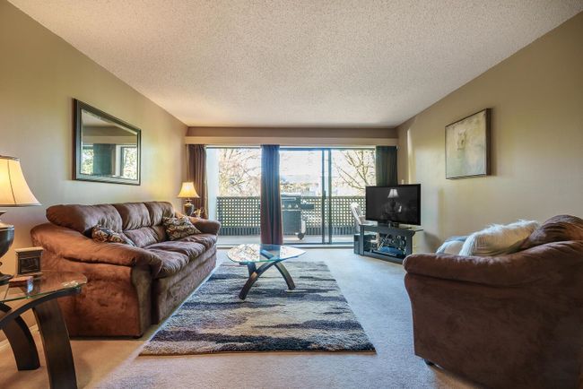 214 - 1945 Woodway Place, Condo with 1 bedrooms, 1 bathrooms and 1 parking in Burnaby BC | Image 2