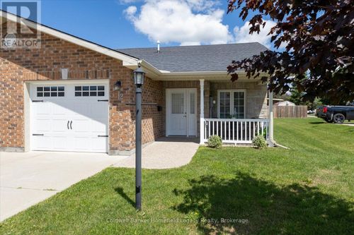 12 Devon Dr, Exeter, ON, N0M1S3 | Card Image