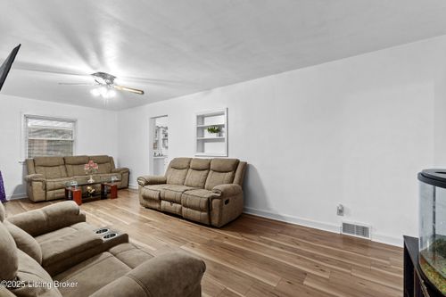 2025 San Jose Ave, Louisville, KY, 40216-2842 | Card Image