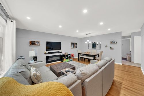 2006 W Farwell Ave, Chicago, IL, 60645-4923 | Card Image