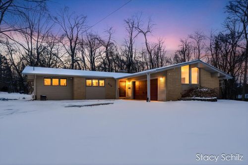 210 Brewer Dr S, Battle Creek, MI, 49015-3802 | Card Image