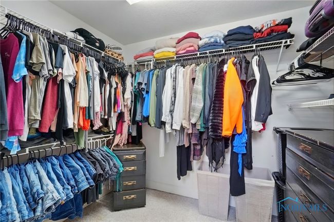 Large walk in closet | Image 33